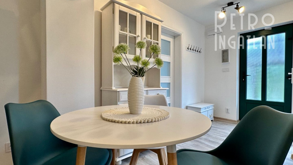 MAĎARSKO - JAZERO RAKACA - KOMPLETNE ZARIADENÁ MUROVANÁ POSCHODOVÁ CHATA PRI JAZERE S TERASOU.