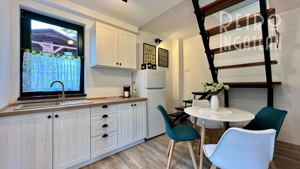 MAĎARSKO - JAZERO RAKACA - KOMPLETNE ZARIADENÁ MUROVANÁ POSCHODOVÁ CHATA PRI JAZERE S TERASOU.