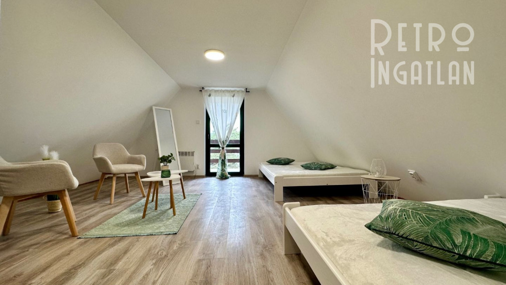 MAĎARSKO - JAZERO RAKACA - KOMPLETNE ZARIADENÁ MUROVANÁ POSCHODOVÁ CHATA PRI JAZERE S TERASOU.