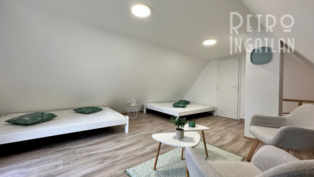 MAĎARSKO - JAZERO RAKACA - KOMPLETNE ZARIADENÁ MUROVANÁ POSCHODOVÁ CHATA PRI JAZERE S TERASOU.