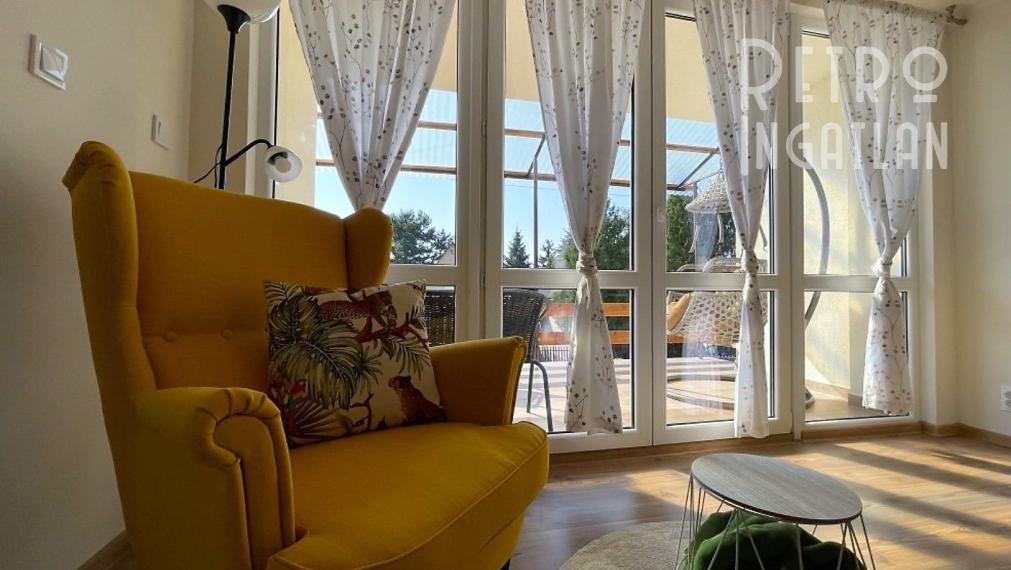 MAĎARSKO - JAZERO RAKACA - SUPER 3 IZBOVÁ CHATA PRI JAZERE S TERASOU.