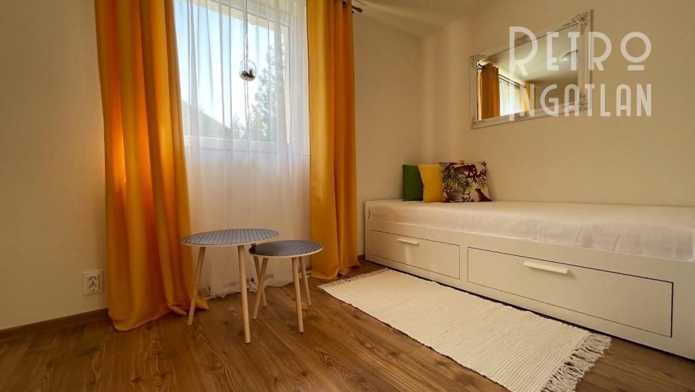 MAĎARSKO - JAZERO RAKACA - SUPER 3 IZBOVÁ CHATA PRI JAZERE S TERASOU.