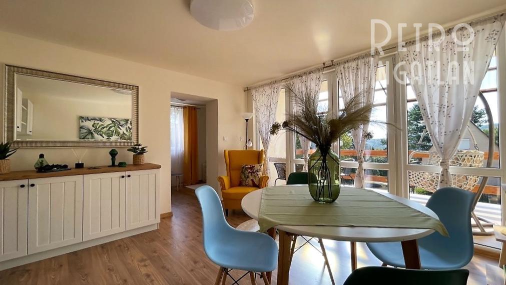 MAĎARSKO - JAZERO RAKACA - SUPER 3 IZBOVÁ CHATA PRI JAZERE S TERASOU.