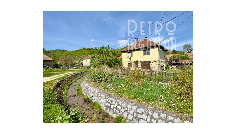 MAĎARSKO - PERKUPA 5 IZBOVÝ POSCHODOVÝ DOM PO REKONŠTRUKCII.