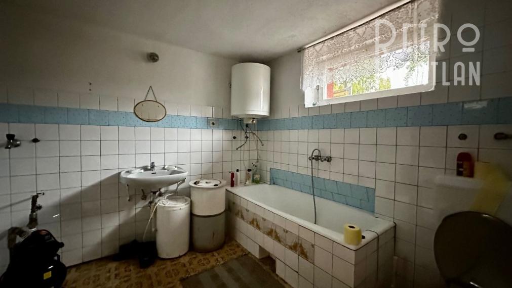 MAĎARSKO - TORNASZENTANDRÁS - PEKNÝ 3 IZBOVÝ DOM, LETNÁ KUCHYŇA.