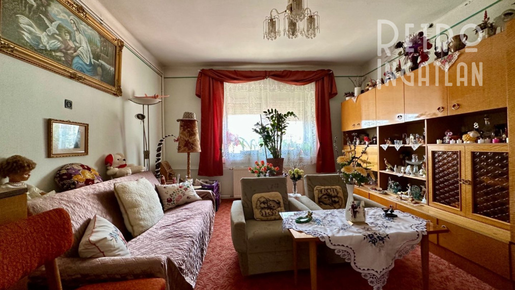 MAĎARSKO - SZENDRŐ ZREKONŠTRUOVANÝ 3 IZBOVÝ RD S PEKNÝM POZEMKOM.