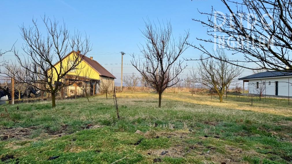 MAĎARSKO - GONC STAVEBNÝ POZEMOK 852 M2, IS NA HRANICI POZEMKU.