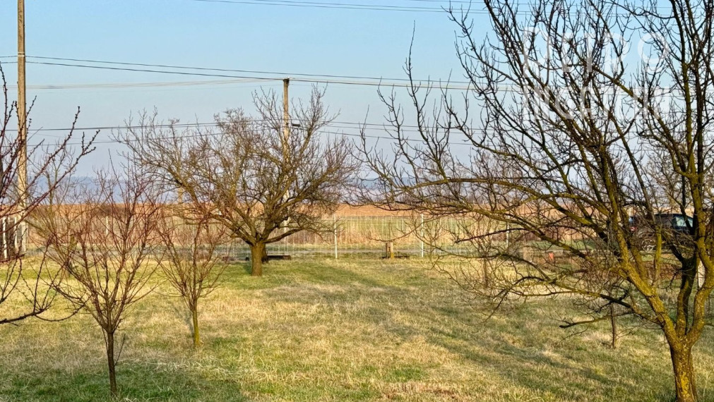 MAĎARSKO - GONC STAVEBNÝ POZEMOK 852 M2, IS NA HRANICI POZEMKU.