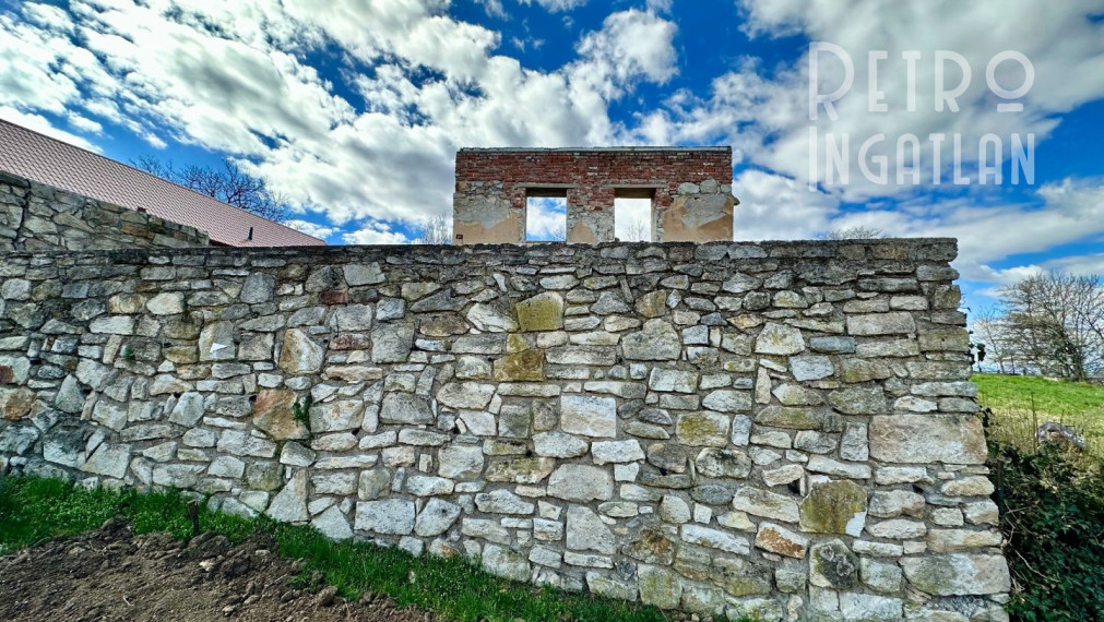 MAĎARSKO - ABAUJVÁR STAVEBNÝ POZEMOK, ZÁKLADY DOMU A MÚRY 1.700 M2, VŠETKY IS.