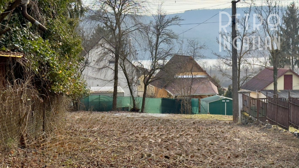 MAĎARSKO - JAZERO RAKACA  STAVEBNÝ POZEMOK 227 M2 - IS NA HRANICI POZEMKU.