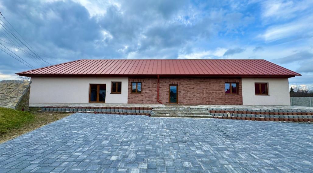 MAĎARSKO - HIDASNÉMETI - NOVOSTAVBA 4 IZBOVÝ RD 161 M2, TERASA 105 M2, PIVNICA, POZEMOK 1039 M2.