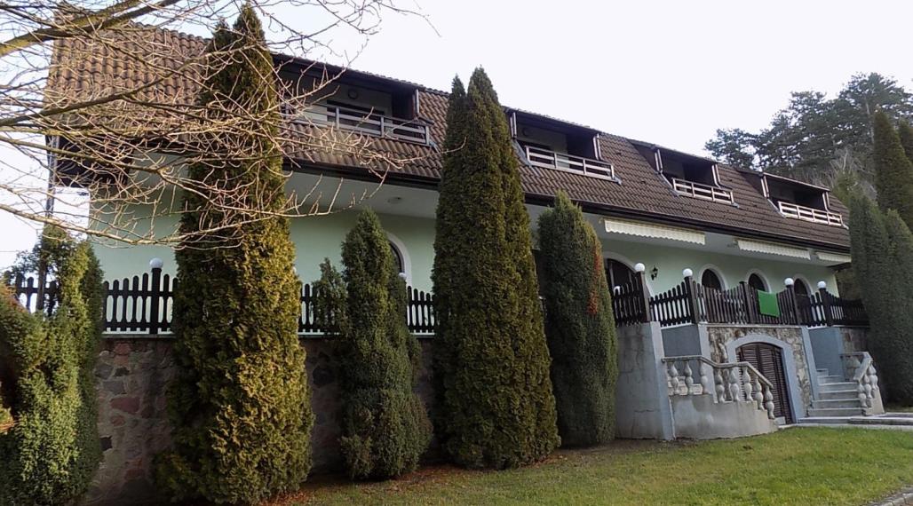 MAĎARSKO - GONC 13 IZBOVÝ OBYTNÝ OBJEKT NA BÝVANIE, PODNIKANIE