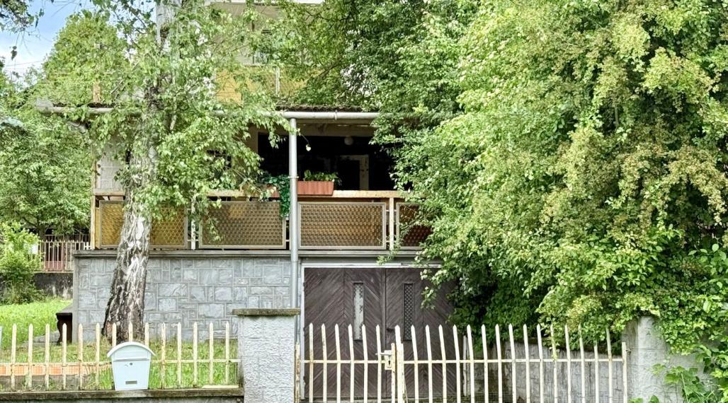 MAĎARSKO - JAZERO RAKACA - POSCHODOVÁ 5 IZBOVÁ CHATA, TERASA, BAZÉN, GARÁŽ.