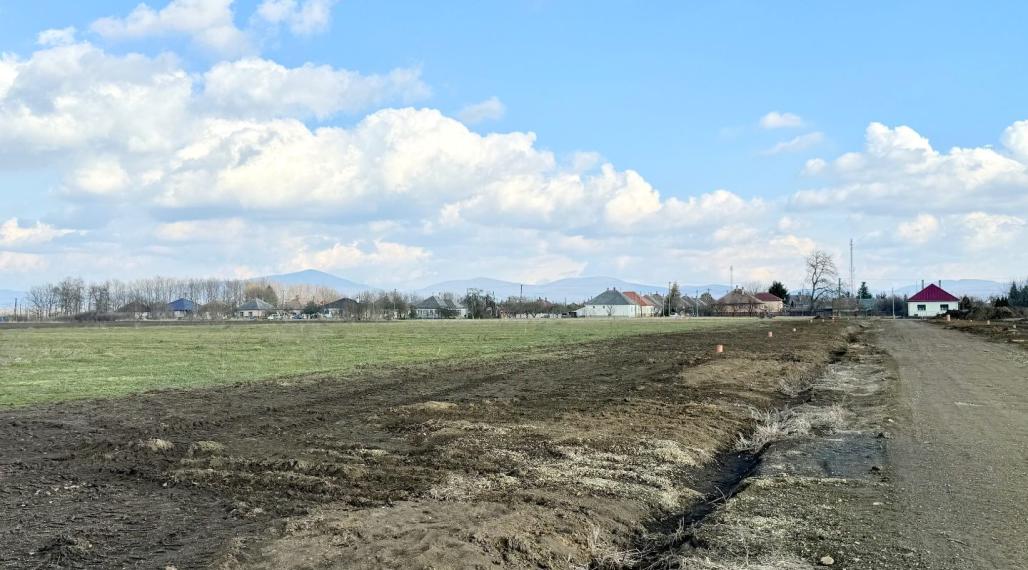 MAĎARSKO - ENCS STAVEBNÝ POZEMOK  1.000 M2, VŠETKY IS.