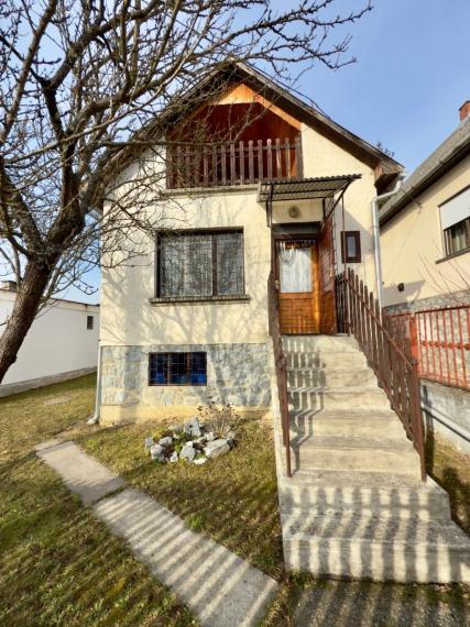 MAĎARSKO - JAZERO RAKACA - POSCHODOVÁ 3 IZBOVÁ CHATA PRI JAZERE S TERASOU.