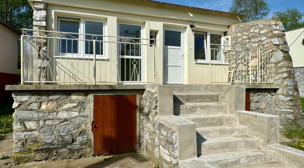 NOVÁ CENA - MAĎARSKO - JAZERO RAKACA - MUROVANÁ CHATA - PRI JAZERE S TERASOU.