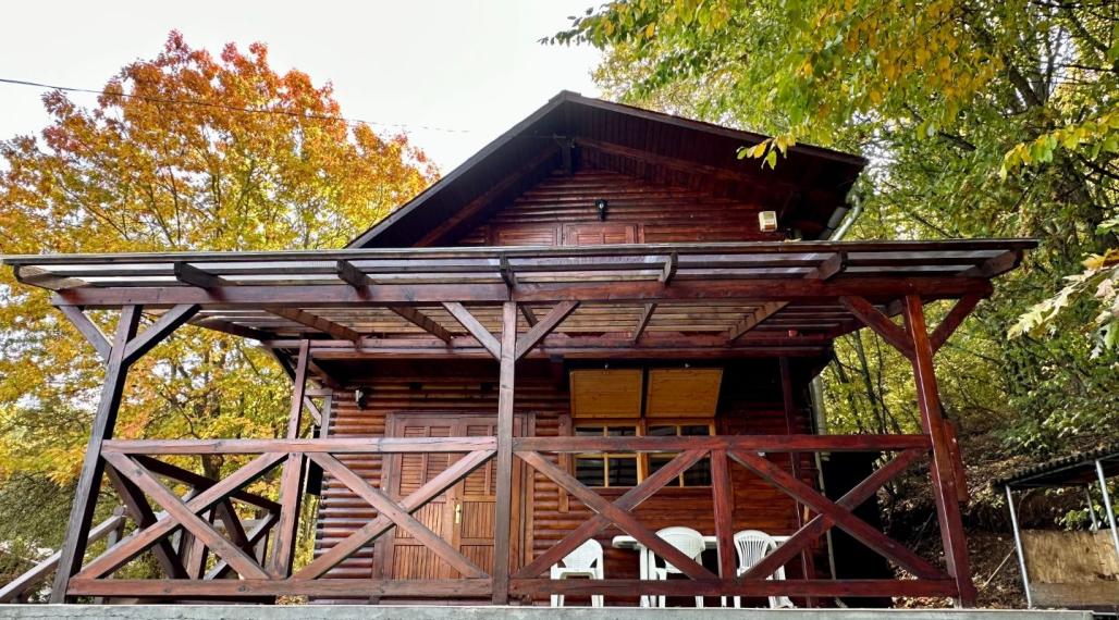 MAĎARSKO - JAZERO RAKACA - 4 IZBOVÁ ZARIADENÁ ZRUBOVÁ POSCHODOVÁ CHATA PRI JAZERE S TERASOU.