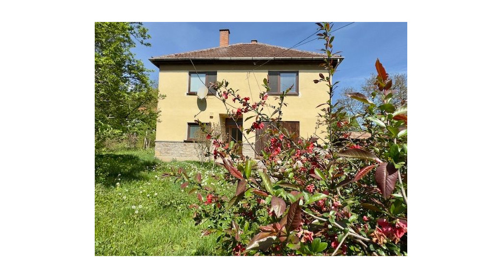 MAĎARSKO - PERKUPA 5 IZBOVÝ POSCHODOVÝ DOM PO REKONŠTRUKCII.