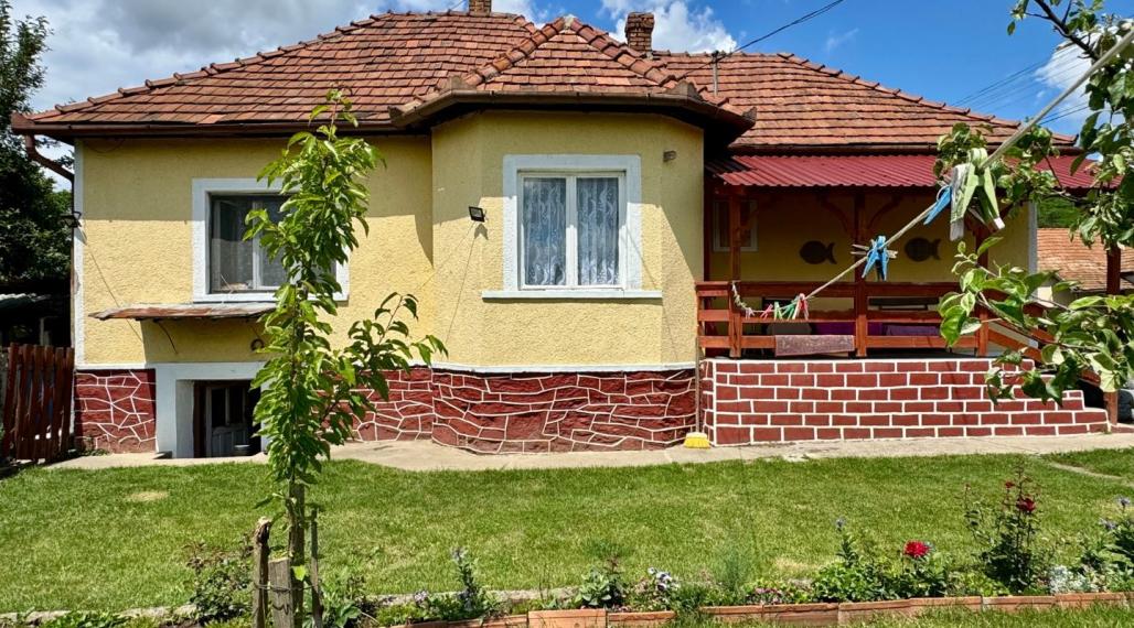 MAĎARSKO - SZENDRO -  ZNÍŽENÁ CENA 2 IZBOVÝ RODINNÝ DOM NA TICHEJ ULICI S DOBRÝMI SUSEDMI