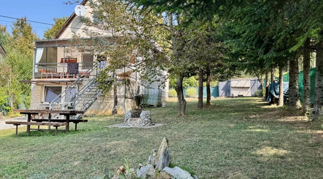 MAĎARSKO - JAZERO RAKACA - POSCHODOVÁ 4 IZBOVÁ CHATA, KUCHYŇA, PRI JAZERE S TERASOU.