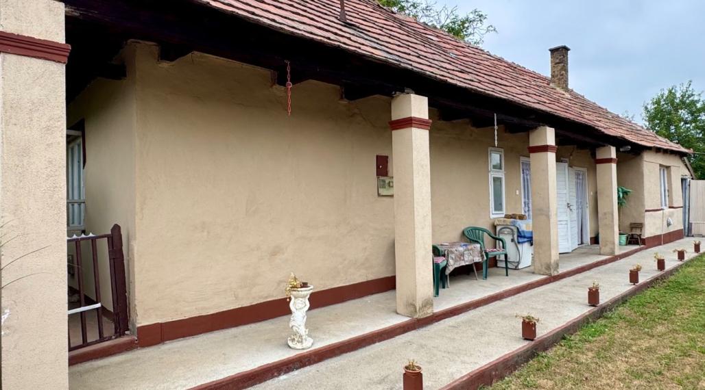 MAĎARSKO - FORRÓ / ENCS - ABÚJDEVECSER  - 3 IZBOVÝ DOM IHNEĎ OBÝVATEĽNÝ