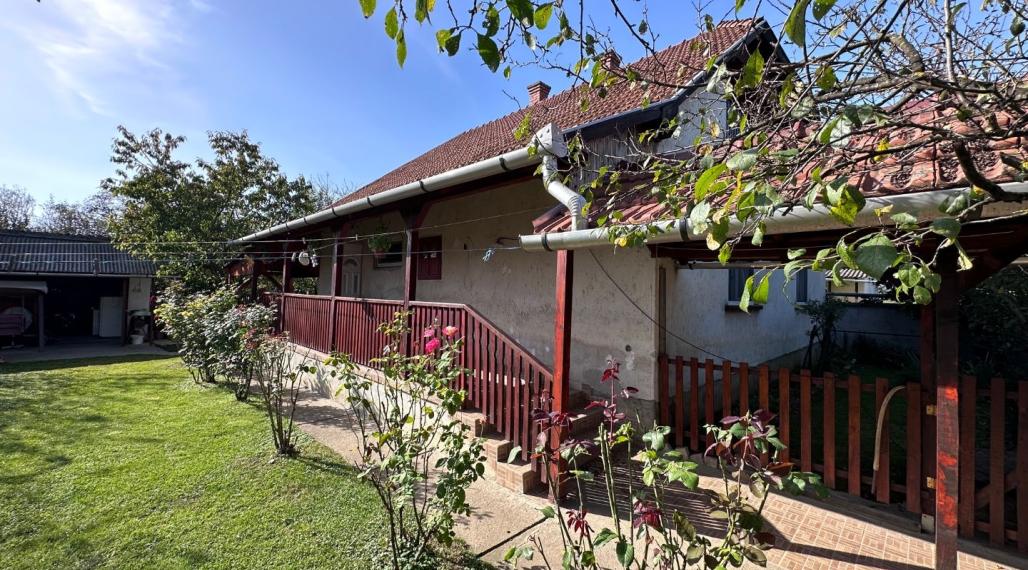 MAĎARSKO - SZENDRO  4 IZBOVÝ RODINNÝ DOM NA KĽUDNOM MIESTE