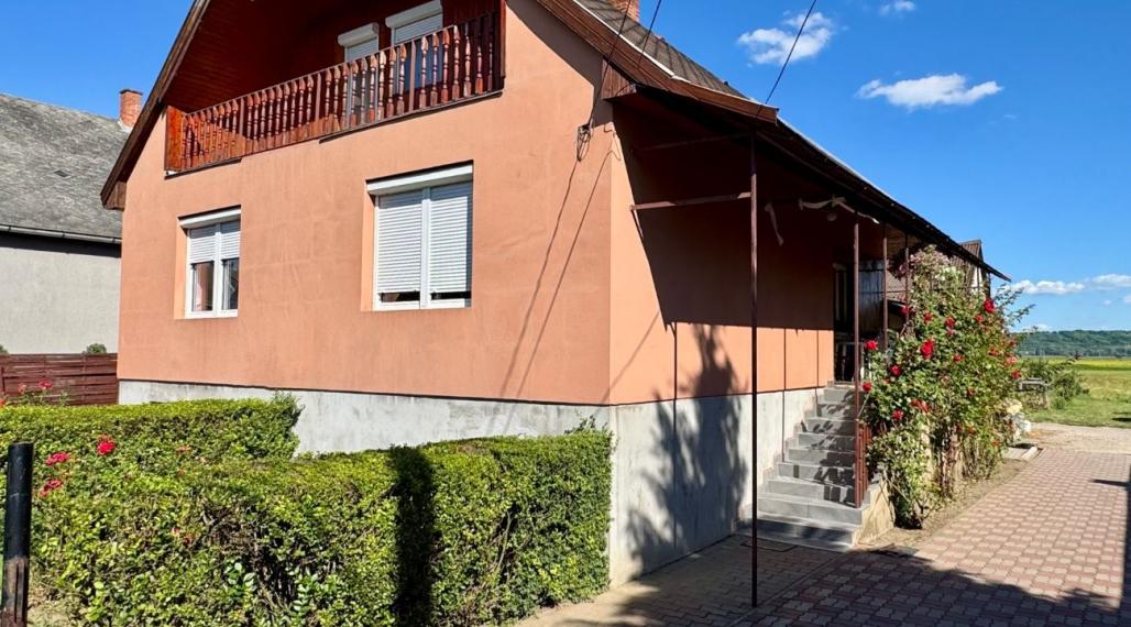 MAĎARSKO - ENCS  5 IZBOVÝ POSCHODOVÝ DOM + 2 IZBOVÝ DOM, ZÁHRADA.