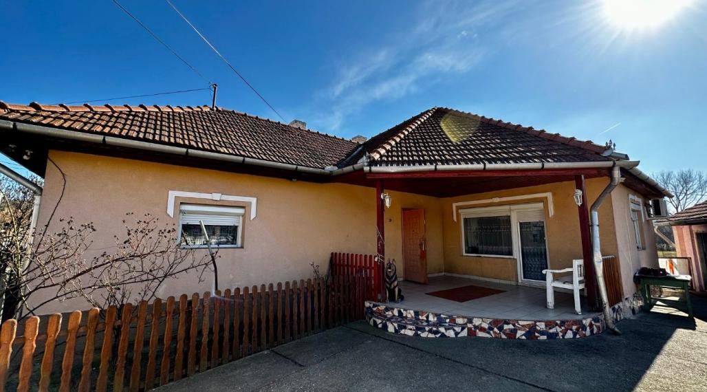 MAĎARSKO - SZENDRO 2 IZBOVÝ PEKNÝ ZREKONŠTRUOVANÝ RODINNÝ DOM  SO SAMOSTATNOU GARÁŽOU