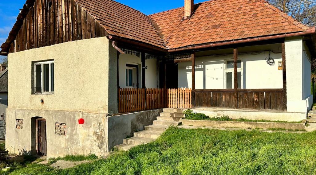 MAĎARSKO - RUDABÁNYA ROMANTICKÝ 2 IZBOVÝ RODINNÝ DOM V TICHEJ ULICI S POZEMKOM 1800 M2