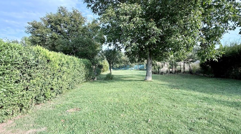 MAĎARSKO - TORNYOSNÉMETI STAVEBNÝ POZEMOK 600 M2 VŠETKY IS V DOSAHU.