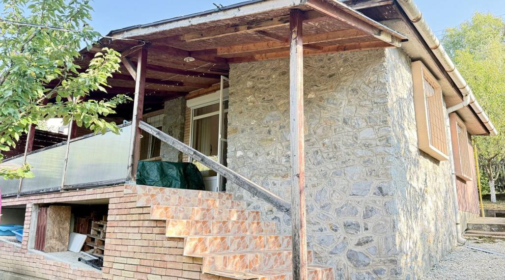 MAĎARSKO - JAZERO RAKACA - 4 IZBOVÁ CHATA, TERASA, VÍRIVKA.