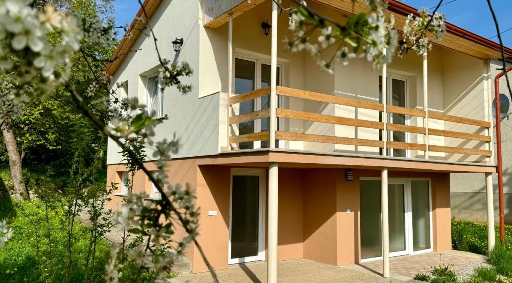 NOVÁ CENA - MAĎARSKO - JAZERO RAKACA - POSCHODOVÁ 3 IZBOVÁ CHATA, KUCHYŇA, PRI JAZERE S TERASOU.