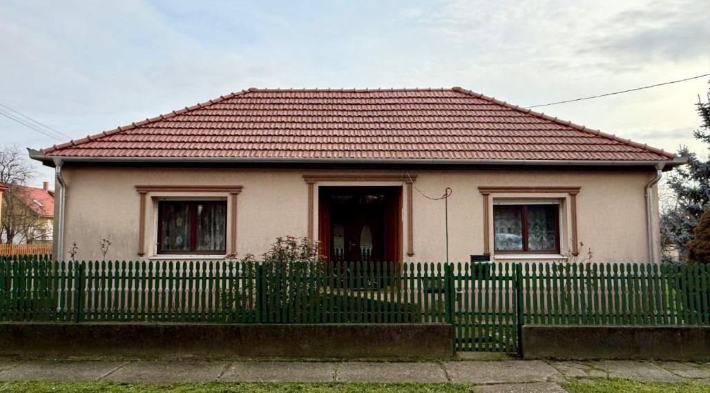 MAĎARSKO - ENCS - 3 IZBOVÝ RODINNÝ DOM S TERASOU, DVOJGARÁŽ, VÝBORNÝ STAV, S PEKNOU UDRŽIAVANOU ZÁHRADOU.