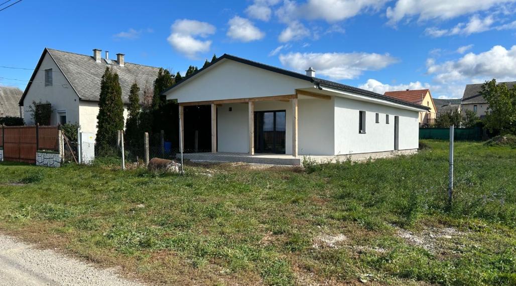 MAĎARSKO - GONC NOVOSTAVBA 4 IZBOVÉHO RD 100 M2, POZEMOK 852 M2