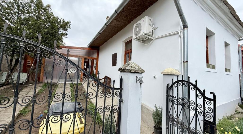 MAĎARSKO - HEJCE PEKNÝ 3 IZBOVÝ RODINNÝ DOM NA VEĽKOM POZEMKU