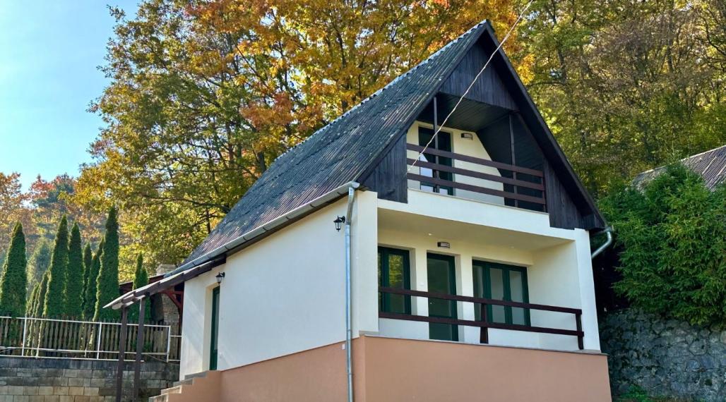 MAĎARSKO - JAZERO RAKACA - KOMPLETNE ZARIADENÁ MUROVANÁ POSCHODOVÁ CHATA PRI JAZERE S TERASOU.