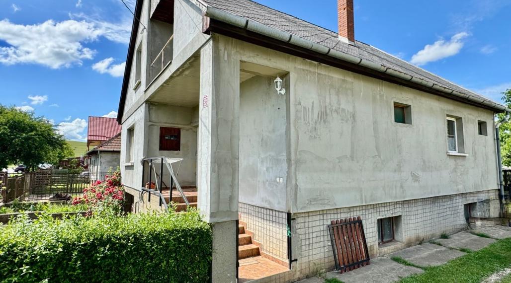 MAĎARSKO - MÉRA  5 IZBOVÝ POSCHODOVÝ RODINNÝ DOM S VEĽKÝM POZEMKOM 1080 M2.