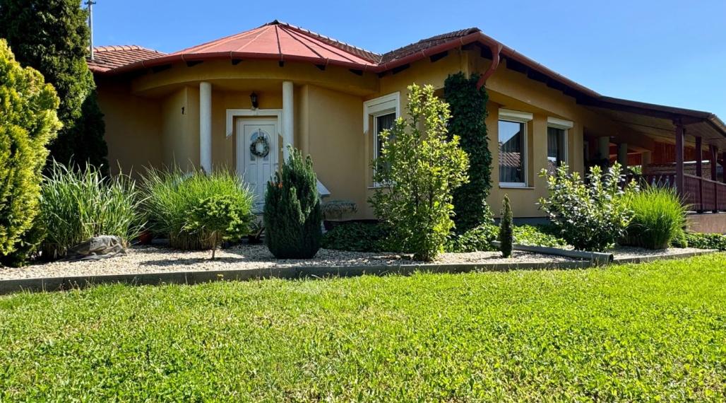 MAĎARSKO - ENCS  4 IZBOVÝ DOM S GARÁŽOU A TERASOU, PEKNÁ ZÁHRADA.