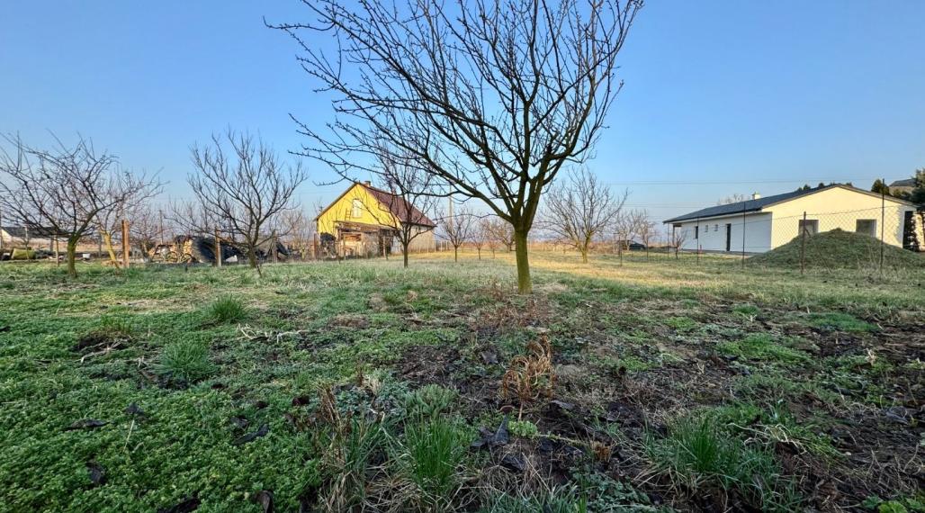 MAĎARSKO - GONC STAVEBNÝ POZEMOK 852 M2, IS NA HRANICI POZEMKU.