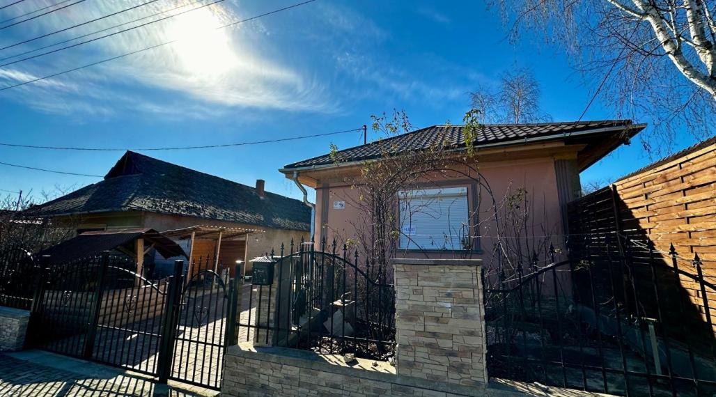 MAĎARSKO - MÁRTONYI - PEKNÝ KOMPLETNE ZREKONŠTRUOVANÝ 3 IZBOVÝ RD V KRÁSNEJ LOKALITE BLÍZKO JAZERA RAKACA