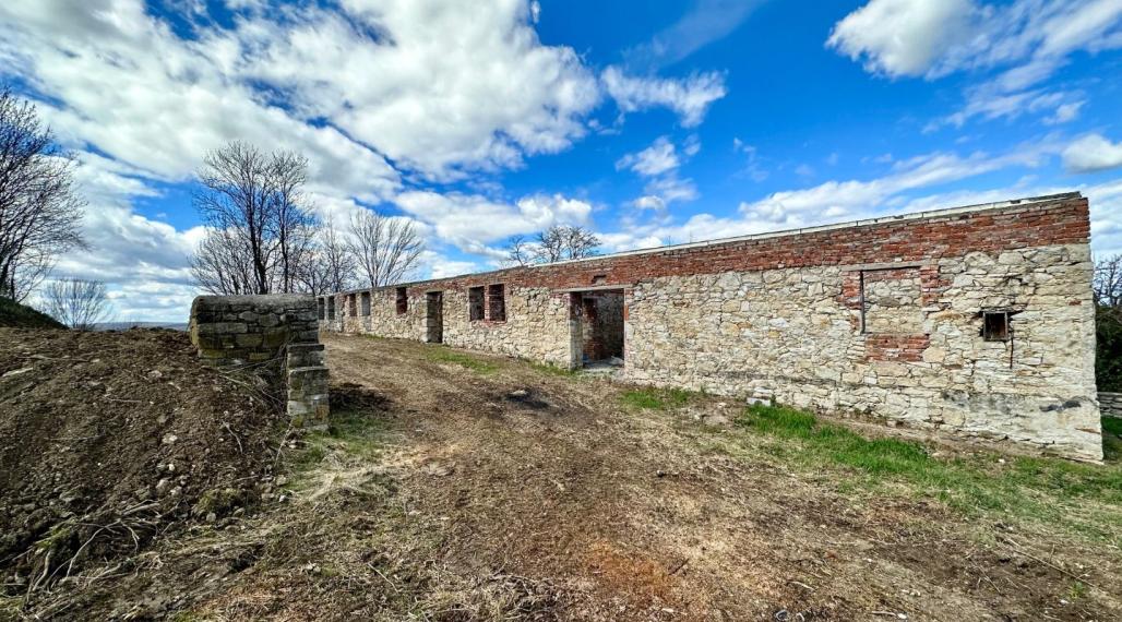 MAĎARSKO - ABAUJVÁR STAVEBNÝ POZEMOK, ZÁKLADY DOMU A MÚRY 1.700 M2, VŠETKY IS.