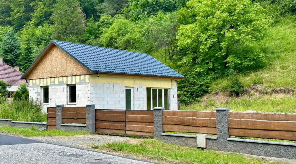 MAĎARSKO - HOLLOHÁZA NOVOSTAVBA 3 IZBOVÉHO RD - SUPER PROSTREDIE S VÝHĽADOM NA OKOLITÉ LESY.