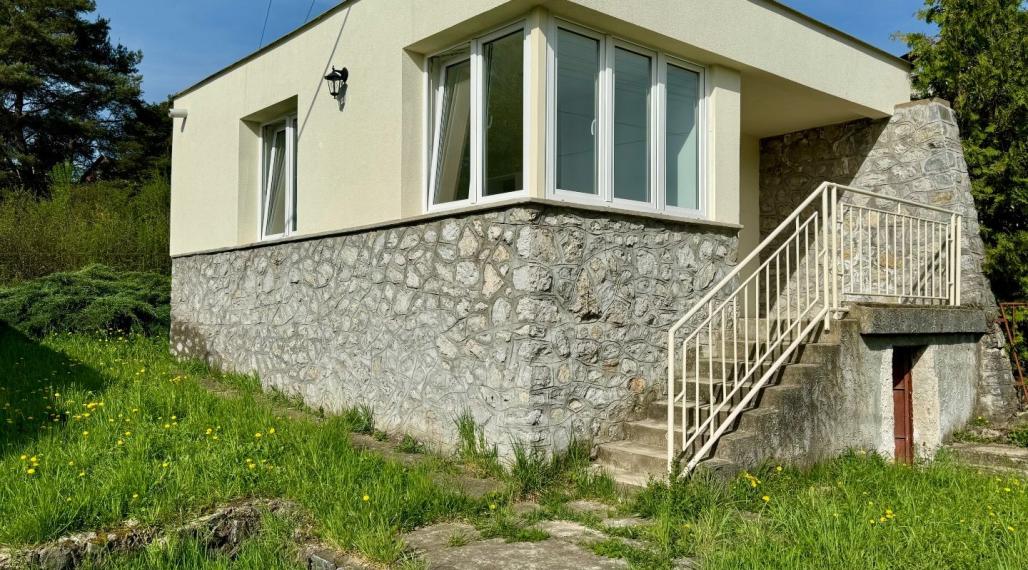 NOVÁ CENA - MAĎARSKO - JAZERO RAKACA - MUROVANÁ CHATA - PRI JAZERE S TERASOU.