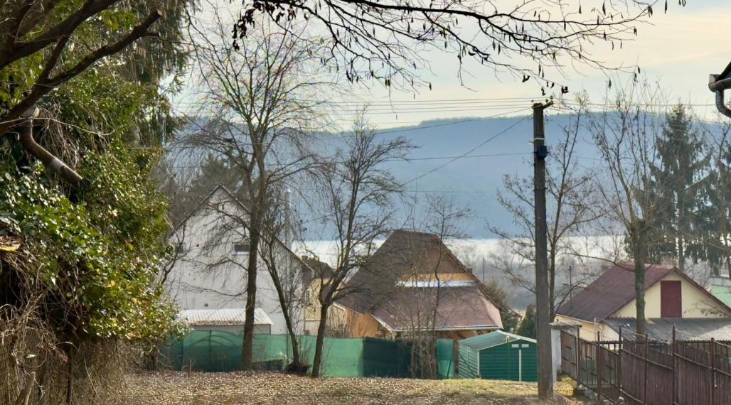 MAĎARSKO - JAZERO RAKACA  STAVEBNÝ POZEMOK 227 M2 - IS NA HRANICI POZEMKU.