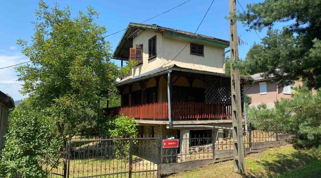 SZALONNA KOMPLETNE ZARIADENÁ 4 IZBOVÁ CHATA PRI JAZERE RAKACA.