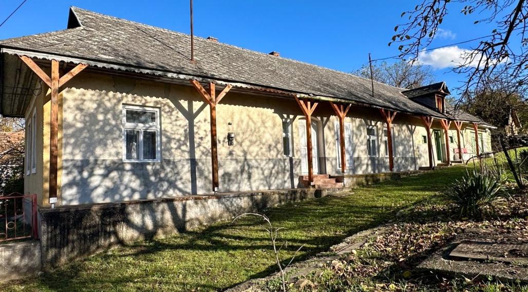 MAĎARSKO - TORNASZENTANDRÁS - PEKNÝ 3 IZBOVÝ DOM, LETNÁ KUCHYŇA.