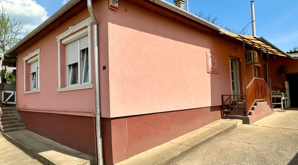 MAĎARSKO - SZENDRŐ ZREKONŠTRUOVANÝ 3 IZBOVÝ RD S PEKNÝM POZEMKOM.