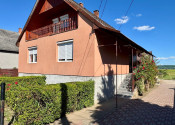 MAĎARSKO - ENCS  5 IZBOVÝ POSCHODOVÝ DOM + 2 IZBOVÝ DOM, ZÁHRADA. - fotografia 1