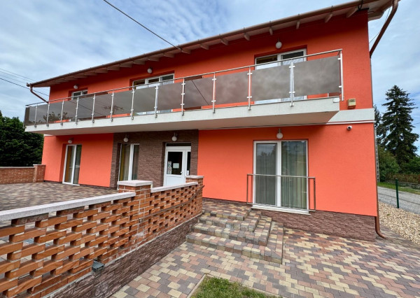 MAĎARSKO - MEZŐKÖVESD PENZIÓN S 11 APARTMÁNMI, TERASA, ALTÁNOK, DETSKÉ IHRISKO, PARKING.