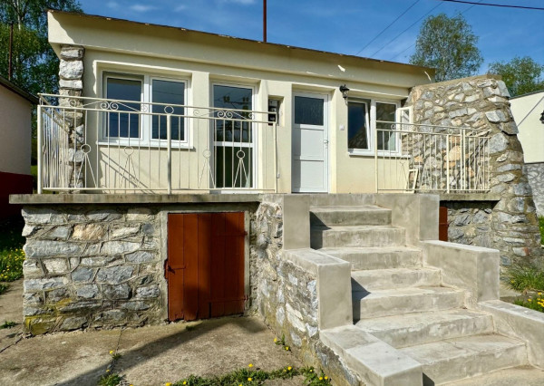 NOVÁ CENA - MAĎARSKO - JAZERO RAKACA - MUROVANÁ CHATA - PRI JAZERE S TERASOU.